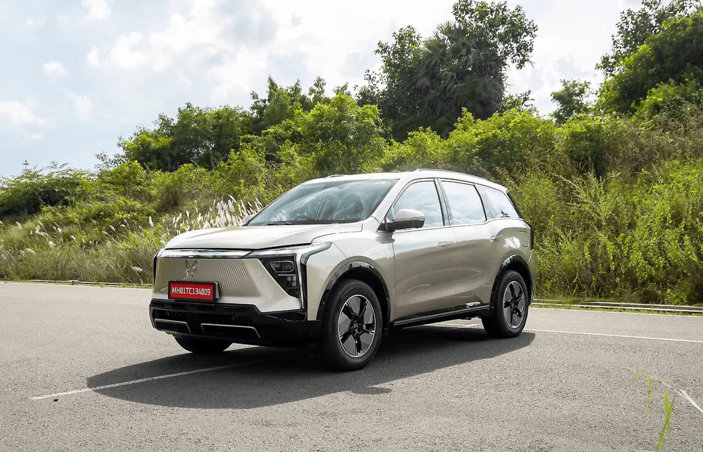 Mahindra XEV 9S: Detailed explanation of features for each variant.